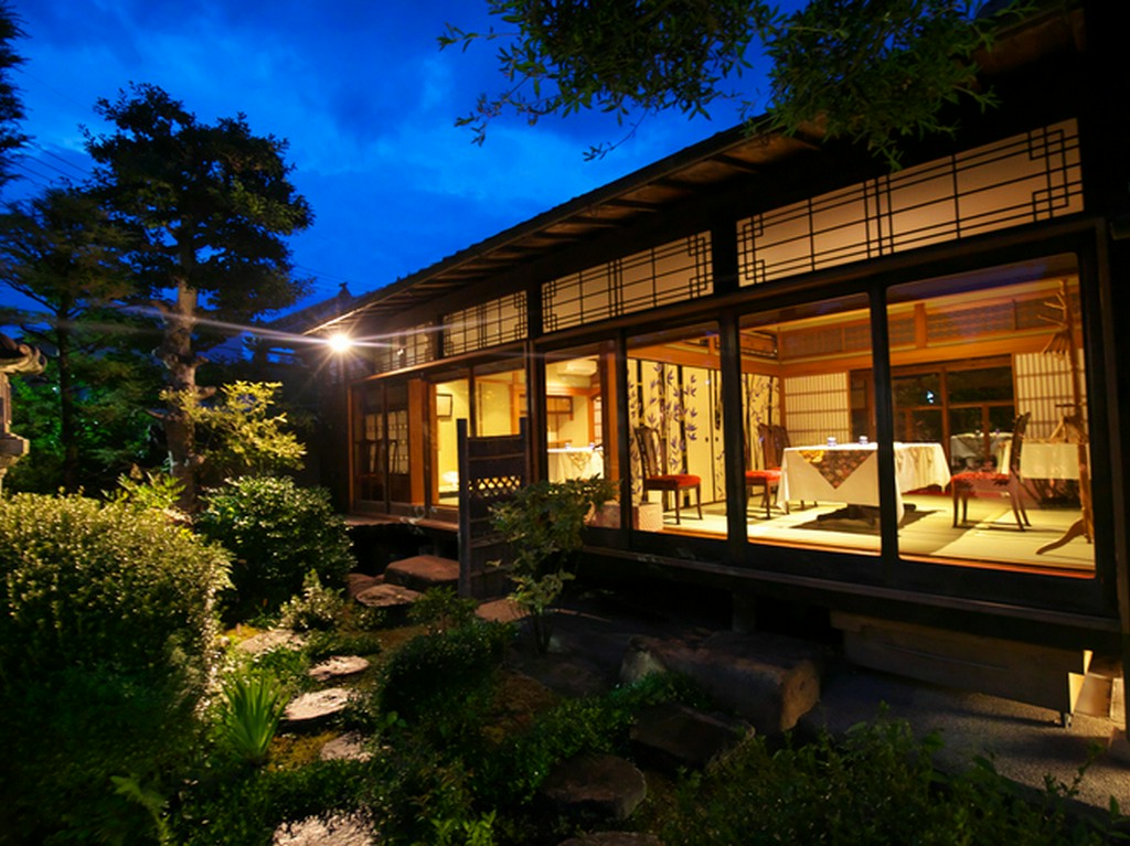 綺麗に整えられた庭園を見ながらの食事は格別