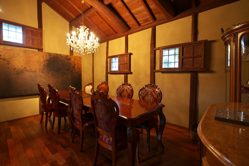 歴史を感じさせる、和モダンな空間