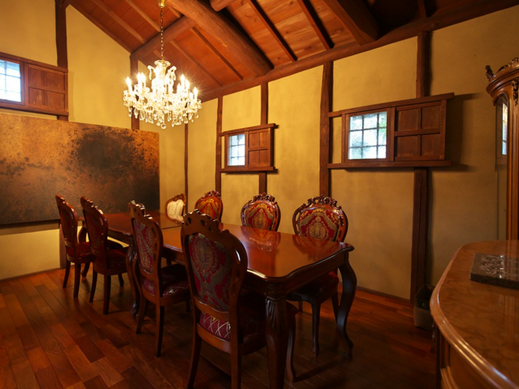 歴史を感じさせる、和モダンな空間