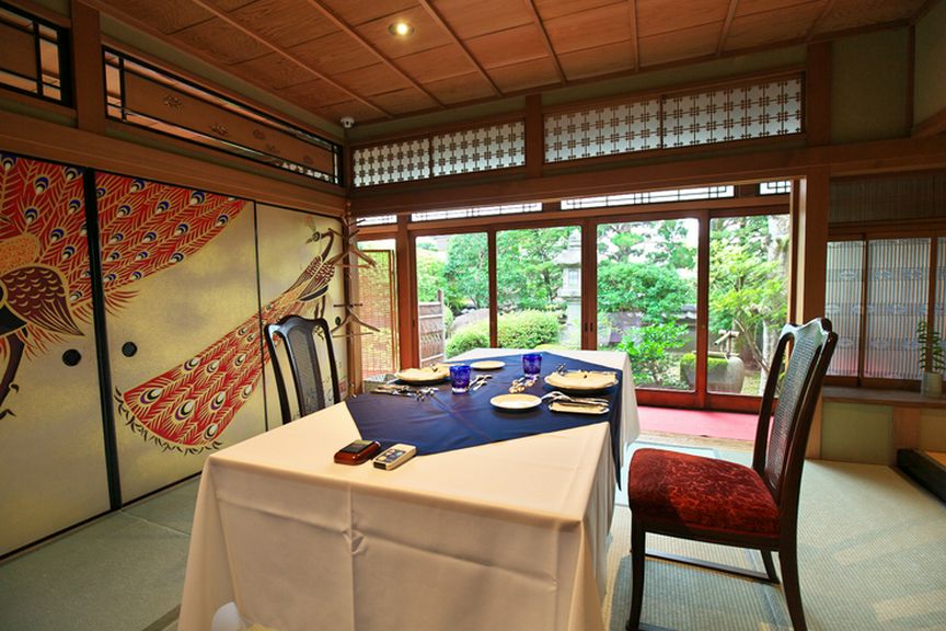 特別な日の会食にふさわしい、洗練された座敷