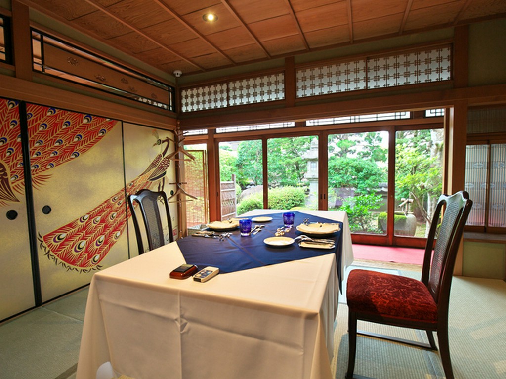 特別な日の会食にふさわしい、洗練された座敷