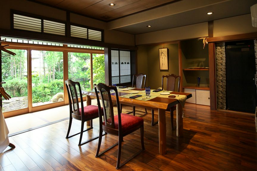 接待や顔合わせにも使える落ち着いた個室が多数