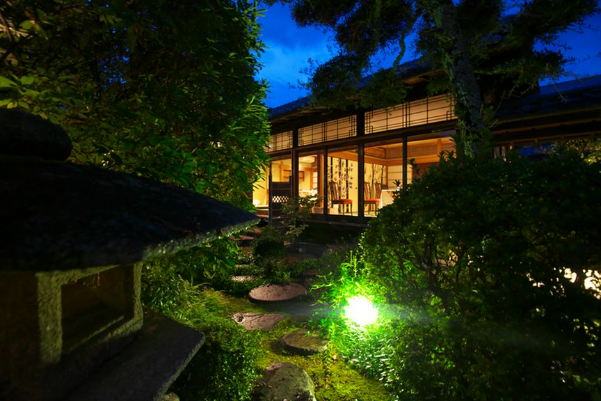 夜はライティングされた庭が幻想的