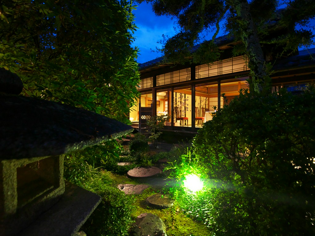 夜はライティングされた庭が幻想的