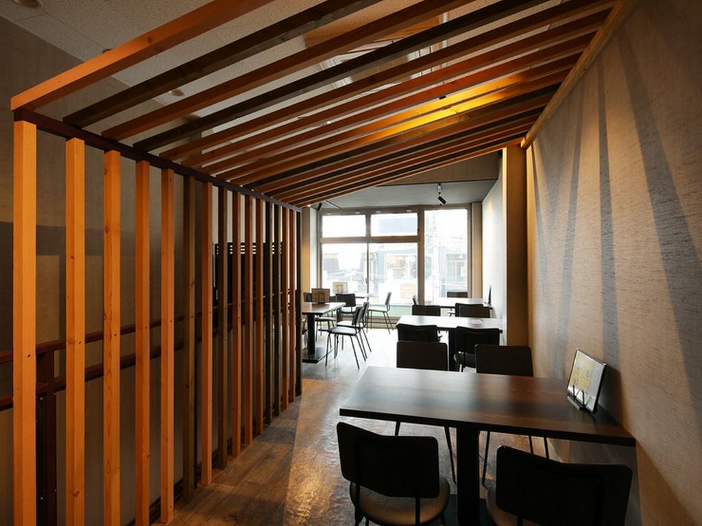 三条通りを臨むテーブルフロア