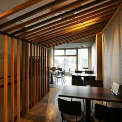 三条通りを臨むテーブルフロア