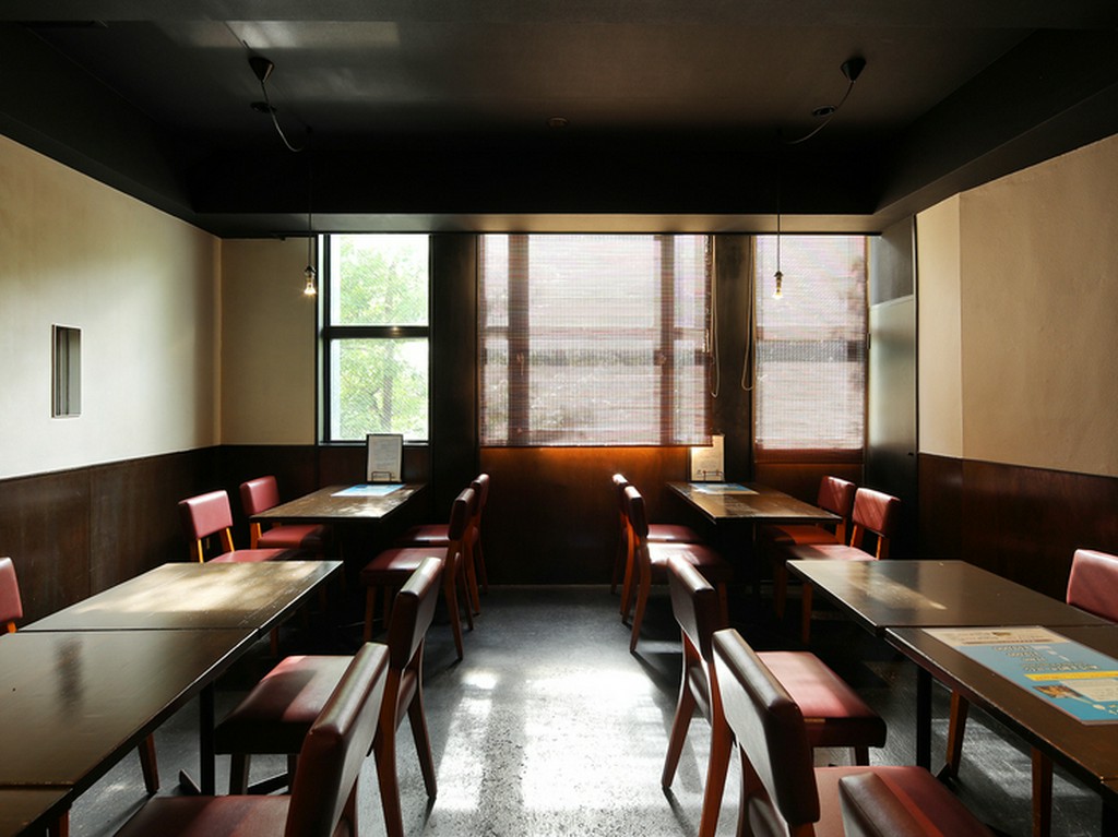 高瀬川を望めるテーブル席は、窓側が特に人気