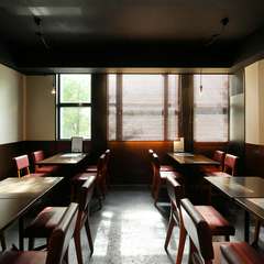 高瀬川を望めるテーブル席は、窓側が特に人気