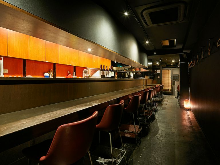 大人デートの穴場的スポット。2人でゆっくりグラスを傾ける夜