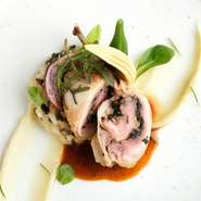 素材にこだわりフランスから丸のまま空輸した鶉を丁寧に捌き、キノコをソテーし濃縮させて肉に塗り、包み込んで焼き上げます。食べる前に輪切りにすると断面が見え、見た目も楽しくいただける逸品です。