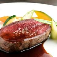 フレッシュで状態の良い蝦夷鹿を塊のまま仕入れ、柔らかな赤身の部分を使い丁寧に火入れしています。嫌な臭みは無く、旨みが凝縮された力強い味わいで、最後に野生味がスッと鼻を抜けていくジビエらしい一品です。