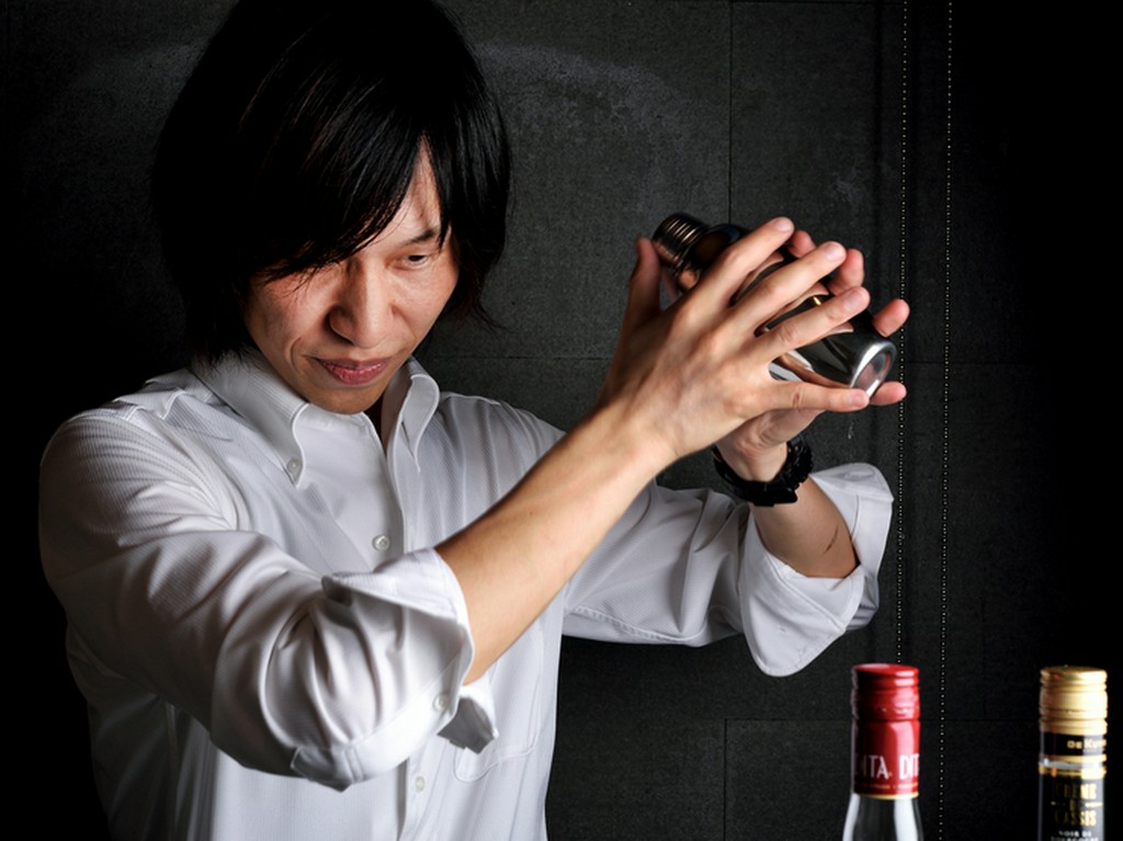 バーでの修行経験も持つシェフが丁寧にお酒をつくります