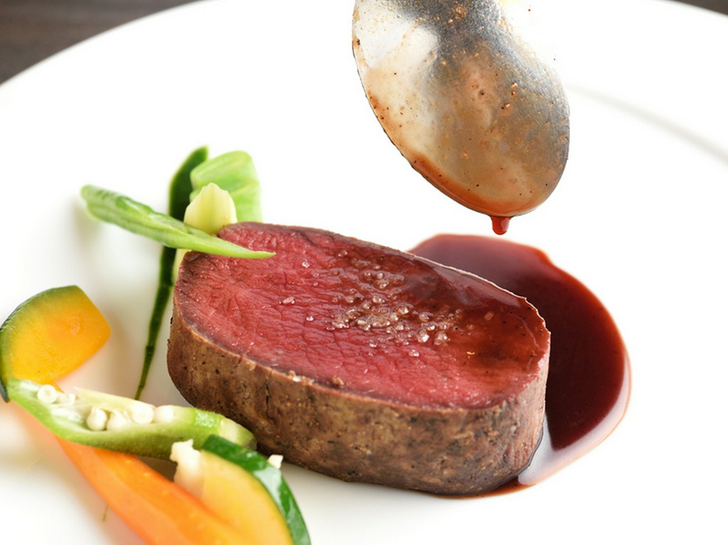 『蝦夷鹿のロースト　季節野菜のサラダ添え』