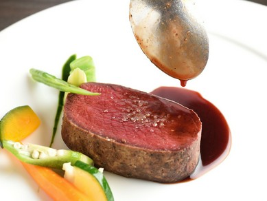 『蝦夷鹿のロースト　季節野菜のサラダ添え』