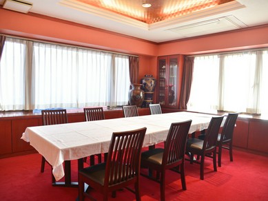 プライベート空間で食事を楽しめる個室も完備