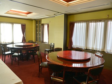 バリエーション豊富な料理を囲んで盛り上がる歓送迎会