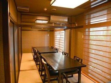 温かみのあるアットホームな店内でくつろぐ