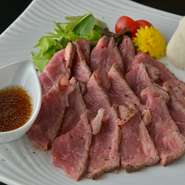 肉専門の料理長が仕込む、本気のローストビーフ。国産牛を丁寧に筋切りし、糸を巻いて低温でじっくり焼くことで、分厚く切っても柔らかい食感を実現。柔らかくレアな食感が癖になる人気メニューです。