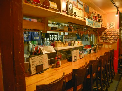 「カウンター席は一人飲みにも◎」