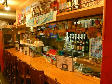 「温かみのあるアットホームな店内でくつろぐ」