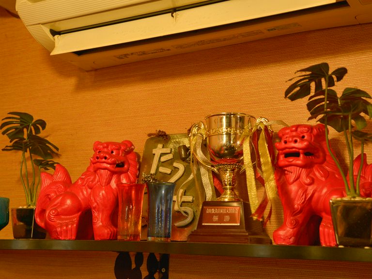 シーサーの置物がゲストをお出迎え