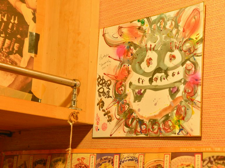 店内には沖縄っぽさを盛り上げるまざまな飾りつけが…