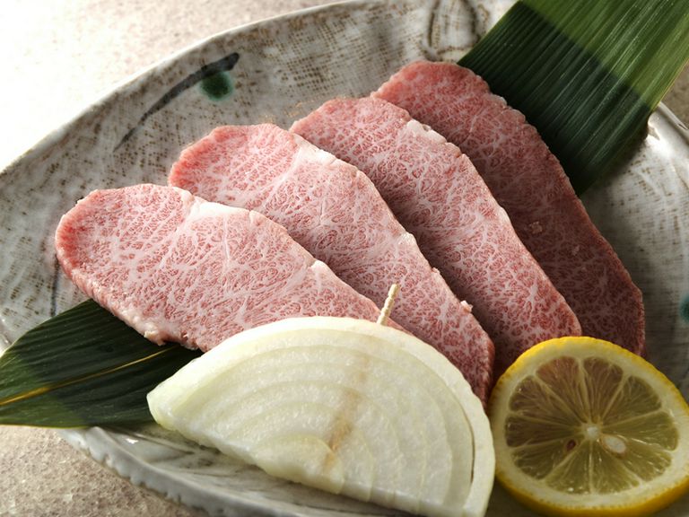 迫力の大きめカット。とろける感覚の醍醐味をたっぷり味わう『上カルビ』