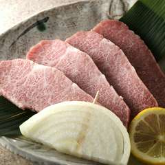 迫力の大きめカット。とろける感覚の醍醐味をたっぷり味わう『上カルビ』