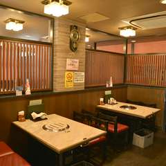 テーブルに煙を吸い込むタイプのロースターを完備