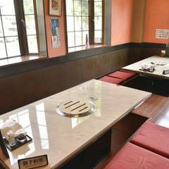 靴を脱いでリラックスできる掘りごたつ式の座席も用意