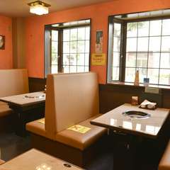 ゆったり過ごせるソファー席