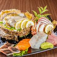 質の良い旬の魚介類を毎朝仕入れているので、お刺身のおいしさは抜群。　種類を盛り合わせているので、食べ応えもあります。夏はほぼ毎日登場するという、画像奥に写っている巨大岩牡蠣のお刺身は別料金になります。