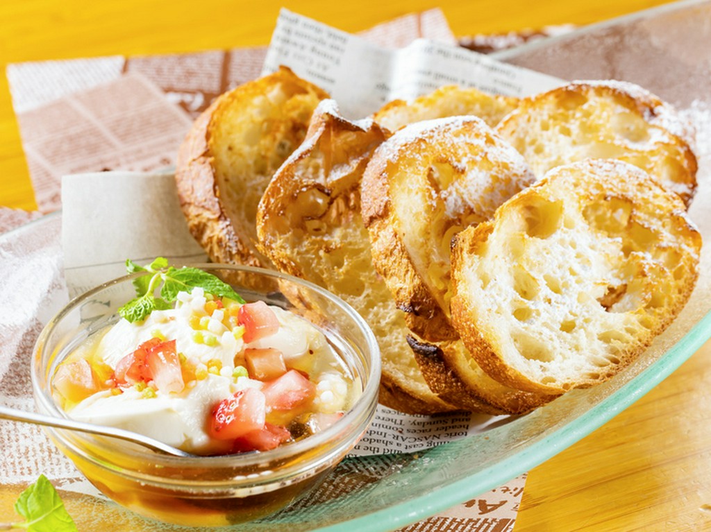 不動の人気を誇る逸品！　豆腐のようにふわふわなチーズをバゲットと共に『チーズ豆腐』