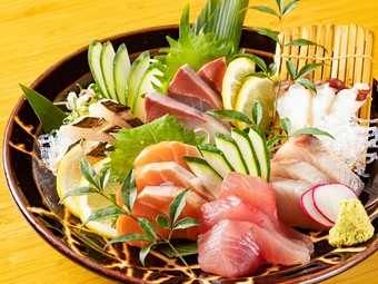 店主が自分の目で厳選した新鮮な食材を堪能できる『お刺身の盛り合わせ』