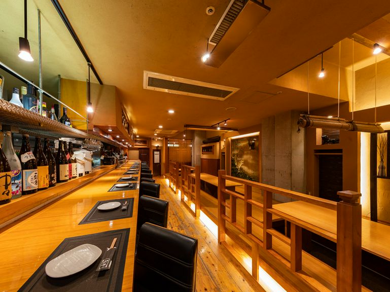 スタッフとの会話が楽しめる人気のオープンキッチン前の席です！