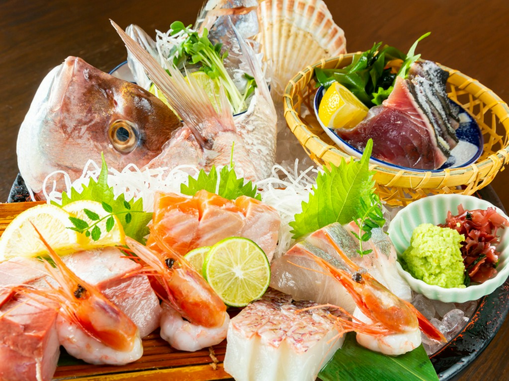 大将が目利きで選んだ新鮮魚介を豪快に盛り込んだ『名物7種桶盛り』。驚くほど分厚い刺身は食べる価値あり