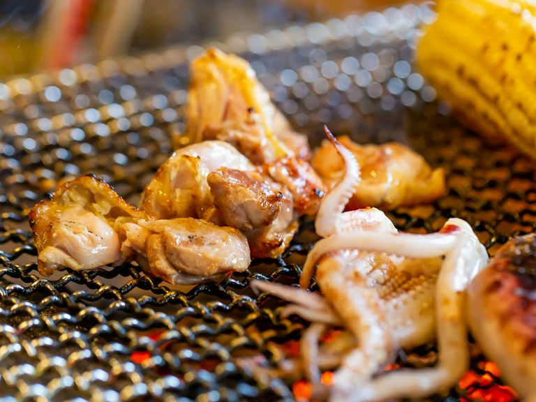 炭火で外側パリッ、中はふんわりとジューシーな『阿波尾鶏もも炭焼き』