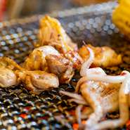 旨味たっぷりで歯応えのある徳島県産阿波尾鶏のモモ肉を、炭火でじっくりと焼きました。遠赤外線効果で中は柔らかく、外側はパリッと仕上がっています。塩胡椒とガーリックパウダーで味付けし、お酒に合う一品に。