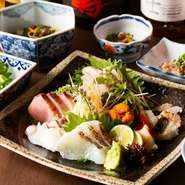 瀬戸内海産の季節の魚介類を盛り合わせます。瀬戸内海産で特においしいといわれる鯛や蛸をはじめ、そのとき旬の味を楽しむことができます。