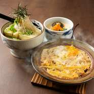 岡山県の特産品、黄ニラを使用。シャキシャキの歯応えと優しい甘味が特長の黄ニラを、エリンギやエノキといったキノコとゴボウのささがきと一緒に卵でとじました。