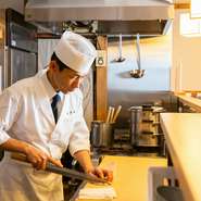 店内にはカウンターもご用意。料理人が目の前で調理の腕をふるう姿を眺めながら、くつろぎのひと時をお愉しみ下さい。