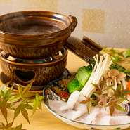 旬の季節には、コースの鍋料理として『穴子しゃぶしゃぶ』が登場。白焼きやお造りを日本酒と味わうのも乙
