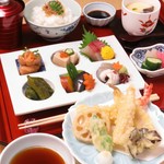季節の料理を取り入れたランチプレートにはお造りを含む6品を盛り込み、その他茶碗蒸し、揚げたての天ぷら、ご飯、汁物をお膳仕立てで提供しております。