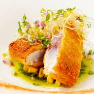 塩とオリーブオイルでマリネにした鯵を、きめ細かいパン粉にパルミジャーノを混ぜた衣で揚げ焼きにした一品。サクッと軽やかで繊細な食感を楽しめます。チーズの香ばしい香りとまろやかな塩味が、ワインと相性抜群。