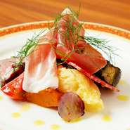 生ハムに加え、店の人気メニュー『トリュフ風味のポテトサラダ』などの前菜が盛付けられた華やかな一皿。旬の野菜など10種類以上の食材が贅沢に使われており、そのビジュアルの美しさに、思わず目を奪われます。