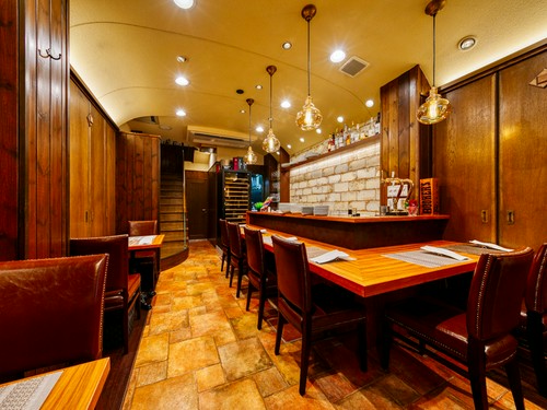 ダークブラウンで統一された上質な空間で、寛ぎのひとときを