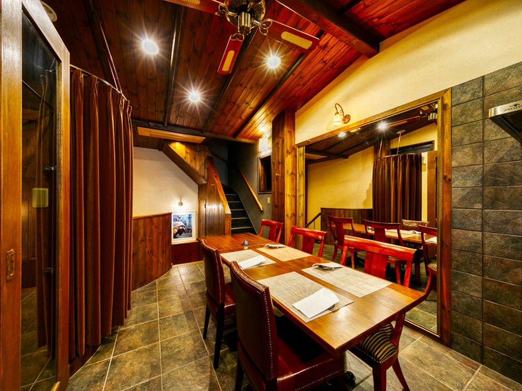 家族や友人との食事に。最大6名まで利用可能なプライベート空間