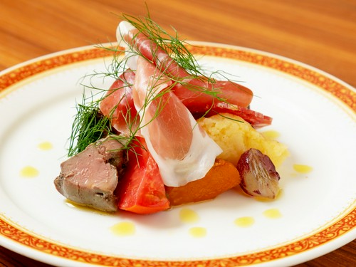 皿をキャンパスに見立て、丁寧かつ美しく盛付けられた料理の数々