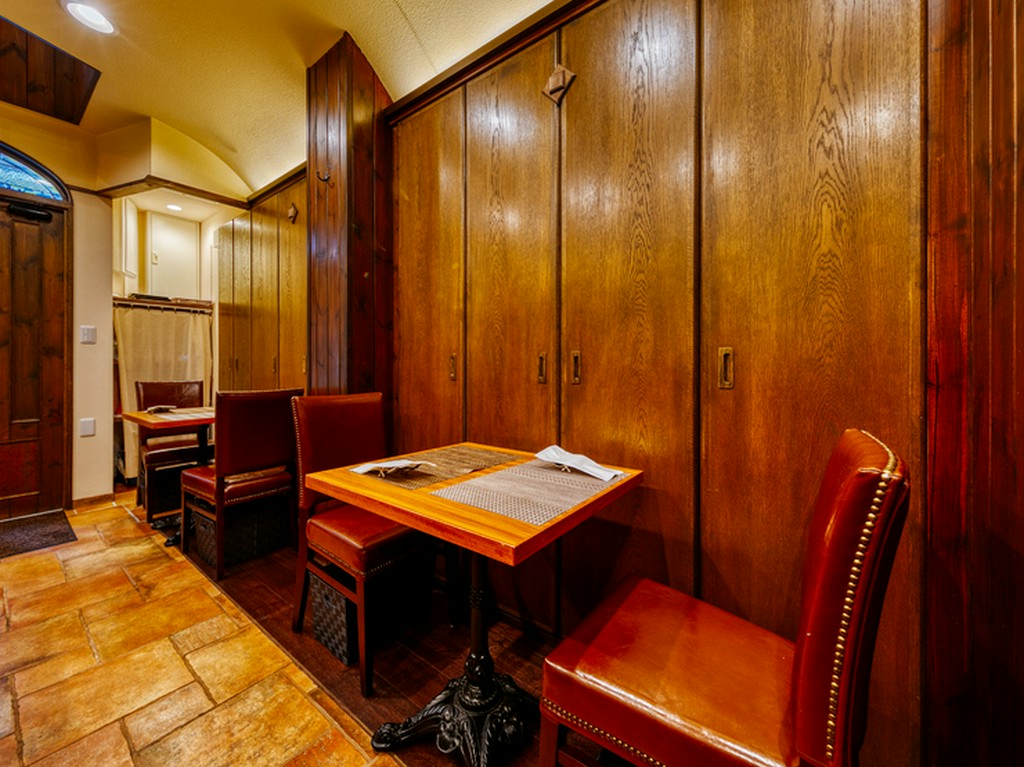 2名用テーブル席。高級感が漂いつつも、アットホームな雰囲気