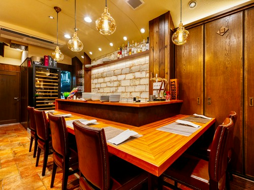 ワイン片手にまったり。一人でも気軽に利用できるカウンター席